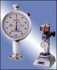 LX-C型微孔材料硬度計是測定壓縮率為50%時應力為0.5kg/cm2以上的含有發(fā)泡濟制成的橡塑微孔材料硬度，也可用于類似硬度的其他材料，本計又可稱作Asker-C型橡膠硬度計.刻度盤值：0-100HW.壓針行程：0-2.5mm.壓針端部壓力：0.055N-8.06N.壓針球面：φ5mm

