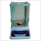JA-5003 電子精密天平,新一代電磁式稱量傳感器，使產(chǎn)品的精度有了可靠保障。具有全自動故障檢測，自動校準(zhǔn)，超載保護等多種應(yīng)用程序。電源變壓器外置，減少溫度對天平稱量的影響.內(nèi)置RS232C接口，可直接連接計算機，打印機等。稱量范圍:0-500g.可讀性:1mg.稱盤尺寸:ф80mm