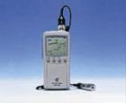 VM-82便攜式數(shù)字測(cè)振儀是VM-63測(cè)振表的改進(jìn)型，使用分離式振動(dòng)傳感器，可對(duì)微小振動(dòng)及超強(qiáng)振動(dòng)進(jìn)行測(cè)量，可測(cè)機(jī)械設(shè)備的振動(dòng)位移、速度(烈度)和加速度。它可以?xún)?chǔ)存1000組測(cè)點(diǎn)的數(shù)據(jù)，并能與微機(jī)進(jìn)行通訊。