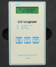 UV-int160增強(qiáng)型UV能量計(jì)，儀器適用： 測(cè)量UV紫外光強(qiáng)度，能量，溫度，波長(zhǎng)范圍：UV 315 - 410 nm MAX:365nm，輸入功率：0 -- 5,000 mW/，測(cè)量范圍：0 -- 2,000 mW/cm2，顯示范圍：0 -- 36,000 mJ/cm2，能量顯示： 2×16位LCD液晶，測(cè)量精度：± 5 % ，測(cè)量溫度：0--115°C 

